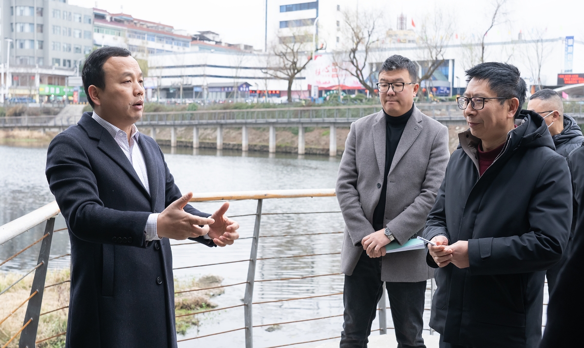 浦江县级河长钱福安开展新春河湖长制工作现场调研